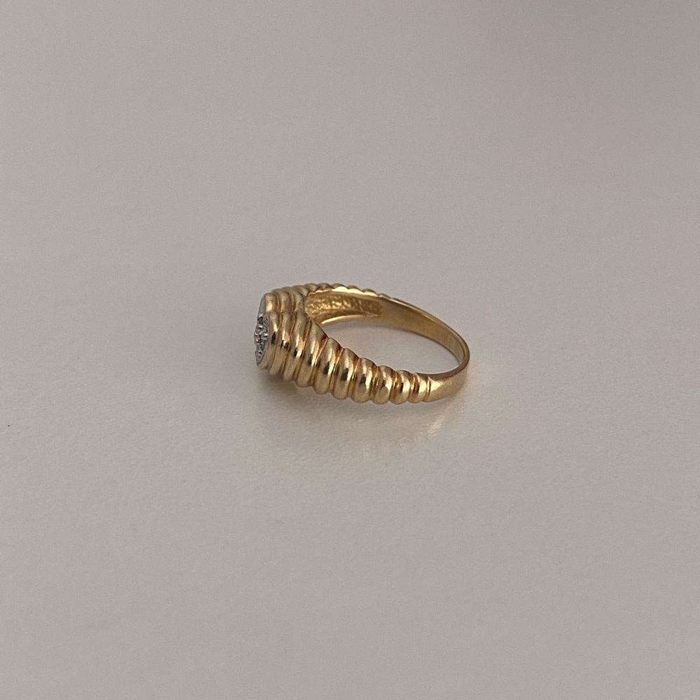 Vintage 14K Yellow Gold Heart Ring w/ Trio of Diamonds set in White Gold - Picture 3 of 9